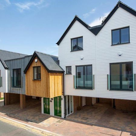 Leggetts Lane Aparthotel Уитстейбъл Екстериор снимка