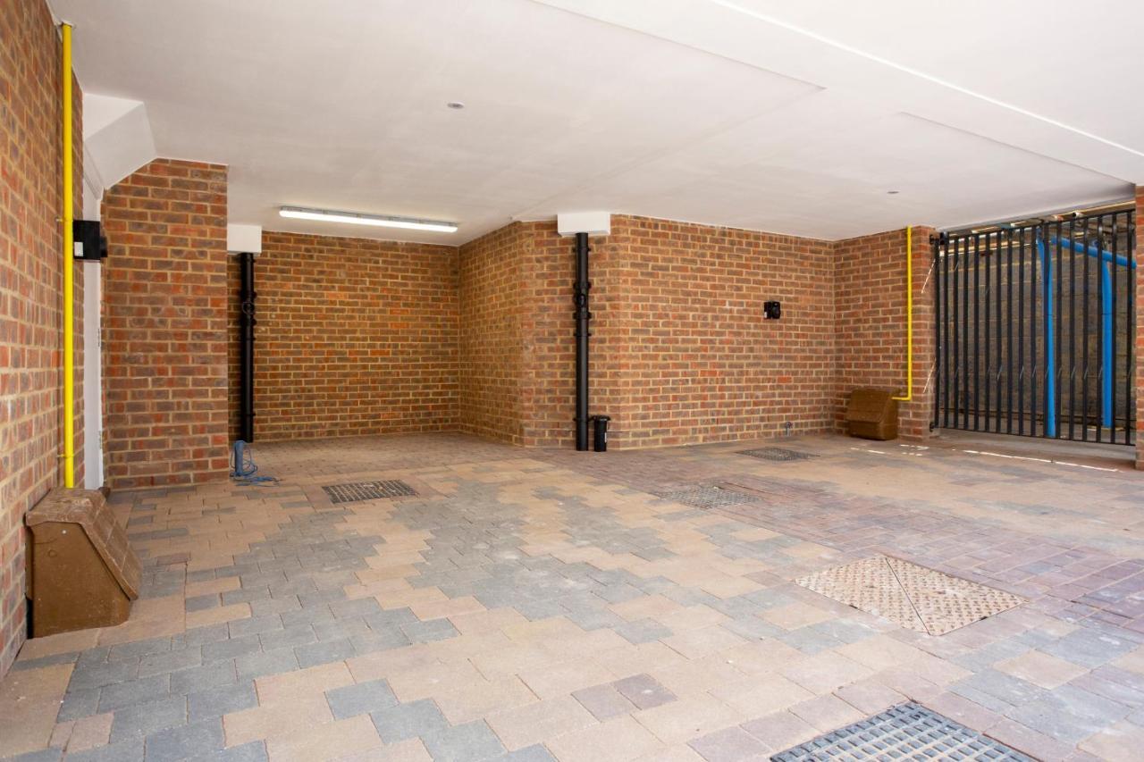 Leggetts Lane Aparthotel Уитстейбъл Екстериор снимка
