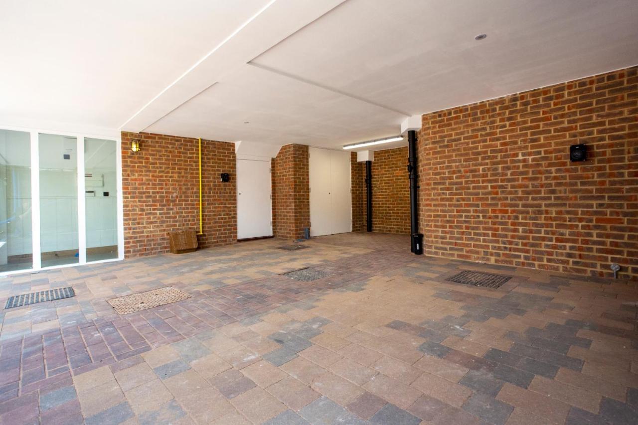 Leggetts Lane Aparthotel Уитстейбъл Екстериор снимка